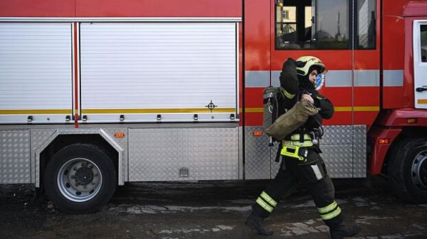 Трех человек спасли с крыши горящей пожарной части в Москве