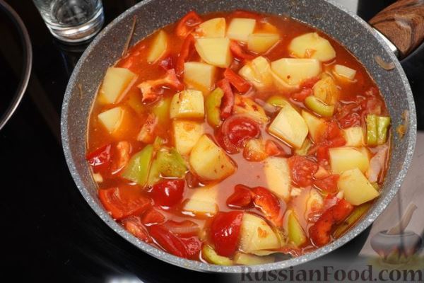Картошка, тушенная с рыбой и сладким перцем в томатном соусе