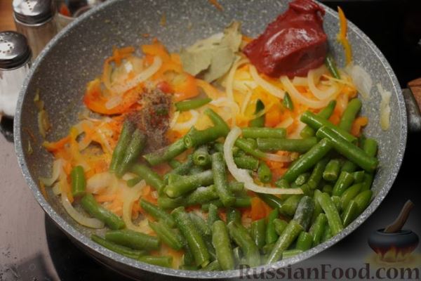 Рыба, запечённая с овощами в томатном соусе