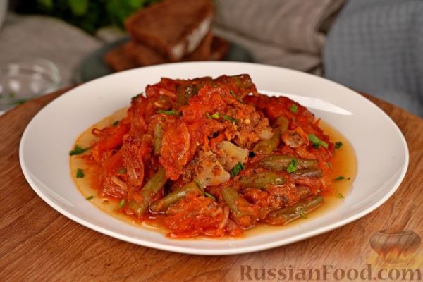 Рыба, запечённая с овощами в томатном соусе