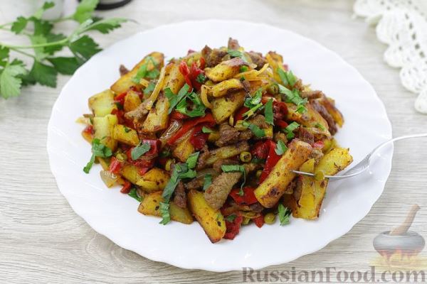 Картофель, жаренный с мясом и овощами