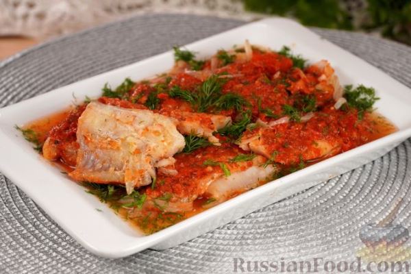 Рыба, запечённая с луком в овощном соусе