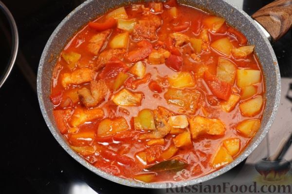 Картошка, тушенная с рыбой и сладким перцем в томатном соусе