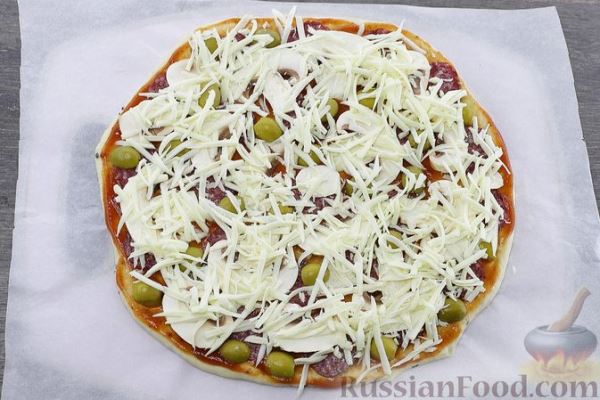 Пицца c колбасой, шампиньонами и оливками