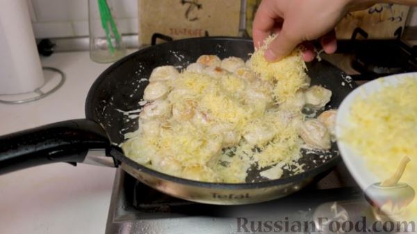 Жареные пельмени со сметаной и сыром (в сковороде)